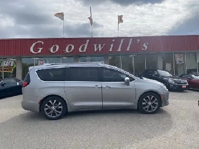 2019 Chrysler Pacifica LIMITED, CLEAN CARFAX, HEATED/ COOLED LEA Image# 1