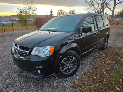 2017 Dodge Grand Caravan 1 owner, no accidents, active title Image# 1