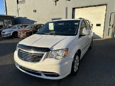 Chrysler Town - Country 4dr Wgn Touring etat impeccable doccasio Image# 1