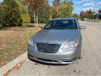 AUTO À VENDRE CHRYSLER 200 Image# 1