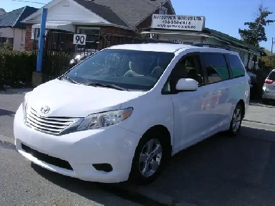 2015 Toyota Sienna LE Image# 1