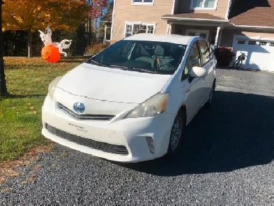 toyota prius v Image# 1