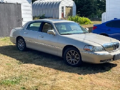 2006 Lincoln town car. Trade of 4 wheeler. Image# 1
