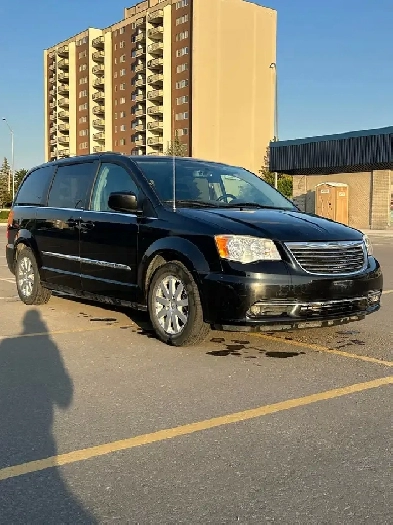 2013 Chrysler town and country Image# 1