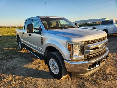 2019 Ford F350 Crew Cab 4X4 XLT 6.7L - Rebuilt Title Image# 1