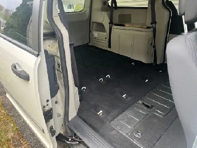 Low mileage (126439), 2006 Caravan, $7850. Image# 1