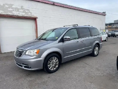 2013 Chrysler Town & Country Limited Image# 1