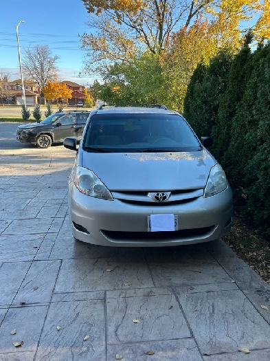 Toyota Sienna LE 2007, great condition & low mileage! Image# 1