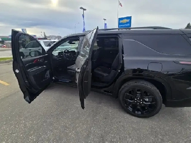 2025 Chevy Traverse RS  Low Kms Just Arrived Image# 1