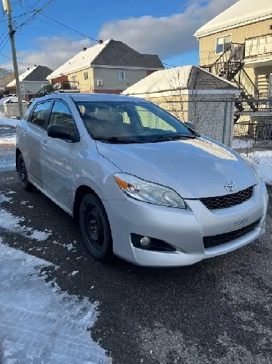 Toyota Matrix 2010, Manuelle en bon état Image# 1