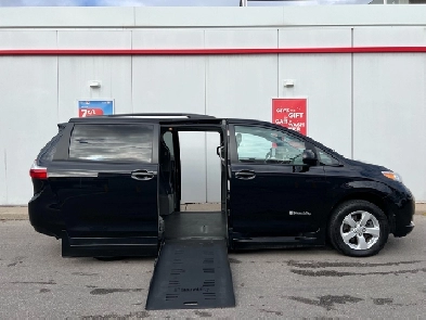 2017 Toyota Sienna LE-WHEELCHAIR ACCESSIBLE VAN-POWER RAMP-77KMS Image# 1