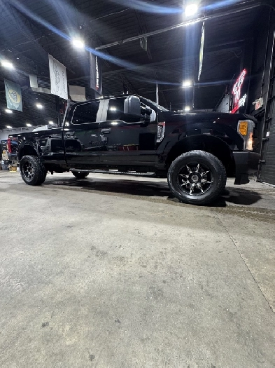 2017 Ford Super Duty F-350 SRW 8 FT BOX CREW CAB 4x4 — CERTIFIED Image# 1