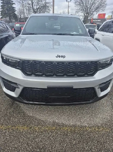 Silver Jeep Grand Cherokee 2025 Altitude 4x4 – V6 Power Sunroof Image# 1