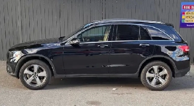 2017 Mercedes-Benz GLC 300 4MATIC - Premium pkg - Clean Carfax Image# 1