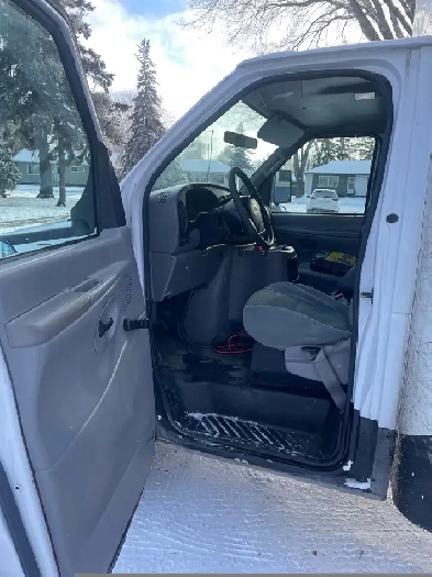 2001 ford e350 cube van Image# 1