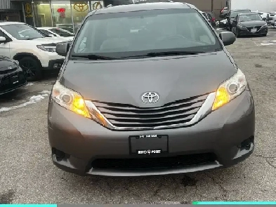 2017 Toyota Sienna 5dr LE 7-Pass AWD Image# 1