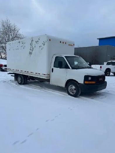 2004 GMC Savana 16’ cube van Image# 1