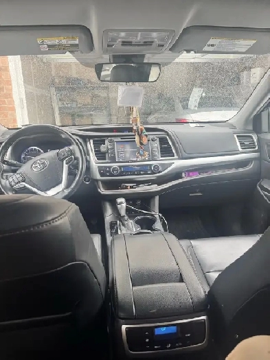 Selling a clean 2019 Toyota Highlander XLE Image# 1
