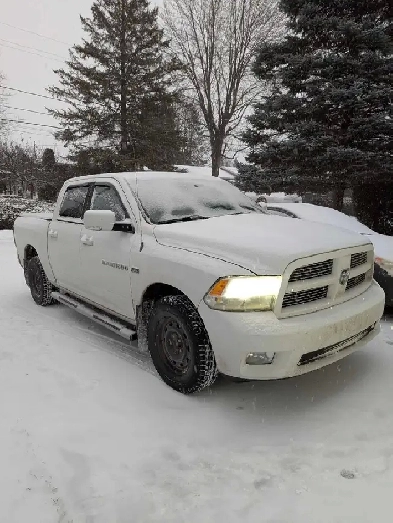 Dodge Ram 1500 sport blanc2012 Crew cab 514-209-3031 Image# 1
