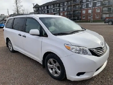 2017 Toyota Sienna Van Image# 1