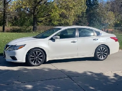 2016 Nissan Altima SV Model Image# 1