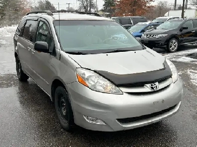 2007 Toyota Sienna LE, FWD  8 seater, cloth interior Image# 1