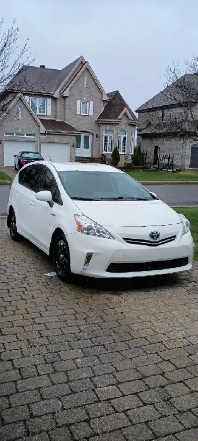 Toyota Prius v 2014 Hybrid Private sale no tax you pay