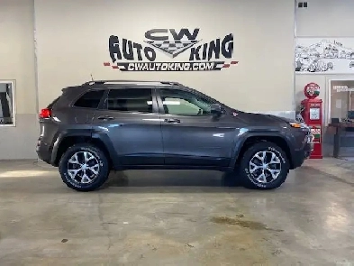 2018 Jeep Cherokee Trailhawk / 0 Accident / Local / Low Km Image# 1