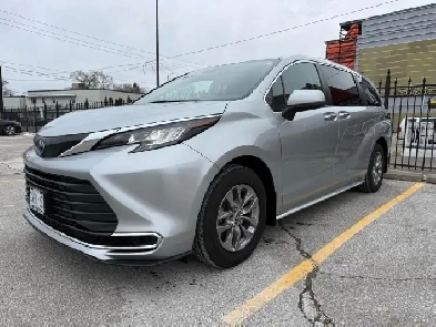 2022 Toyota Sienna XLE Image# 1