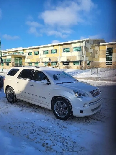 2012 GMC Acadia AWD · SUV · Driven 192,000 kilometers Image# 1