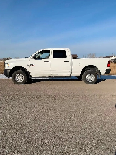 2012 RAM 3500 SLT CREWCAB SHORTBOX 4X4 DIESEL AUTO 270k $28,500. Image# 1