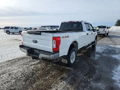 2018 Ford F-350 Super Duty 4x4 XLT 4dr Crew Cab 8 ft. LB SRW Image# 1