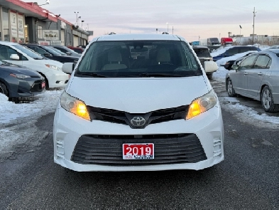 2019 Toyota Sienna 7-Passenger FWD Image# 1