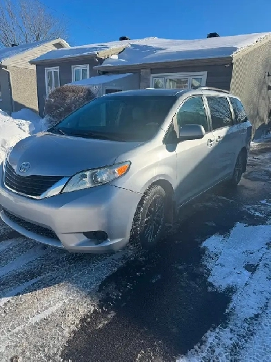 Toyota Sienna 2013 AWD LE – Condition exceptionnelle Image# 1