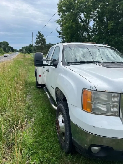 2011 gmc 3500 dually.  6.0 gas Image# 1