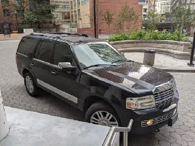 2009 Lincoln Navigator 4WD- 7-Passenger Luxury SUV – Excellent Image# 1