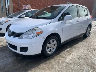 142000 KM Nissan versa SL auto dmarreur un seul propritaire