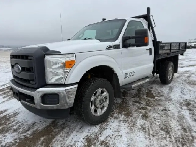 2016 Ford Super Duty F350 SRW 4X4  8 foot deck  Very nice con