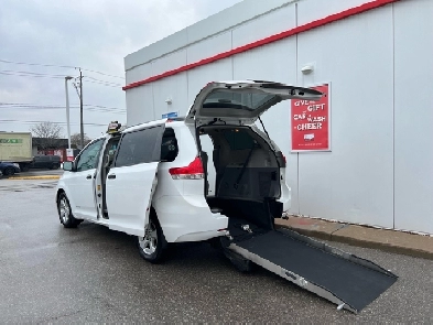 2013 Toyota Sienna MOBILITY WHEELCHAIR ACCESSIBLE VANWARRANTY