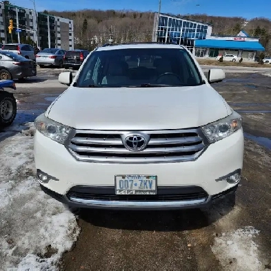 REDUCED  2011 TOYOTA HIGHLANDER LIMITED