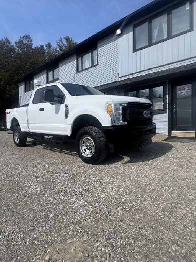 2017 Ford Super Duty F250 SRW 68 FT BOX 4x4  CERTIFIED