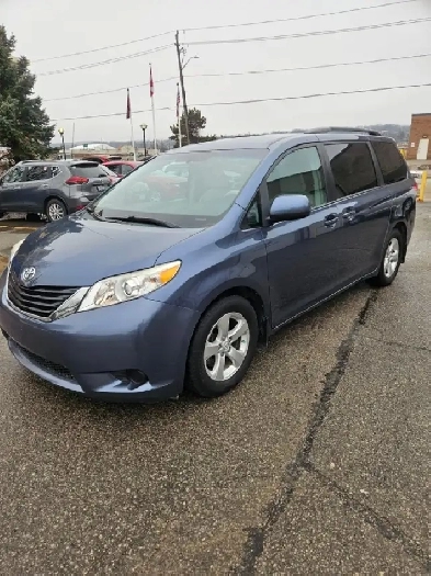 2014 TOYOTA SIENNA  NO ACCIDENTS  LOW KM