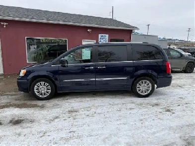 2016 Chrysler Town  Country Premium ONLY 151K