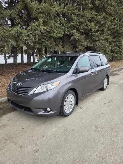 2014 toyota sienna xle AWD low kms