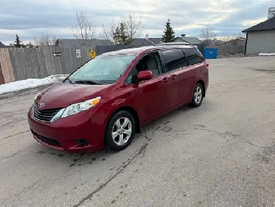 2011 Toyota Sienna LE model Image# 1