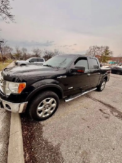 Fully loaded 2013 Ford F150 XTRXLT 4x44 door