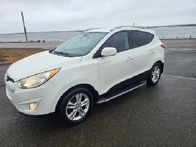 2012 HYUNDAI TUCSON AWD TOTALLY SPOTLESS ONE OWNER NON SMOKER