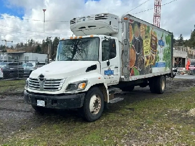 2005 Hino 238 20ft Box Truck With Rail Gate Image# 1