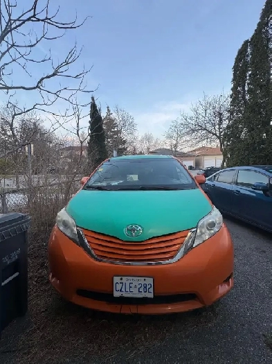 2015 Toyota Sienna LE Wheelchair  New Trans  2 Sets of Tires