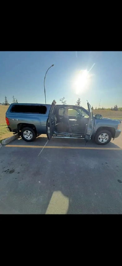 2010 sierra extended cab with canopy low km